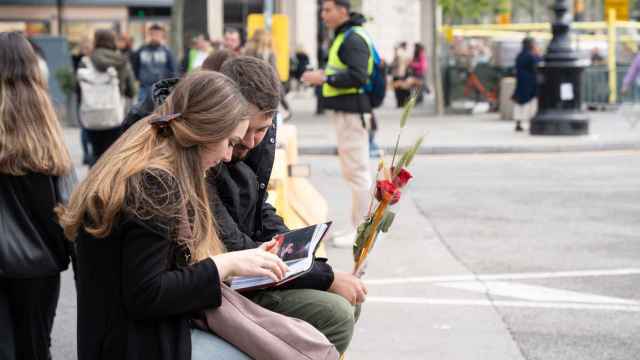 Una pareja lee un libro el día de Sant Jordi 2024