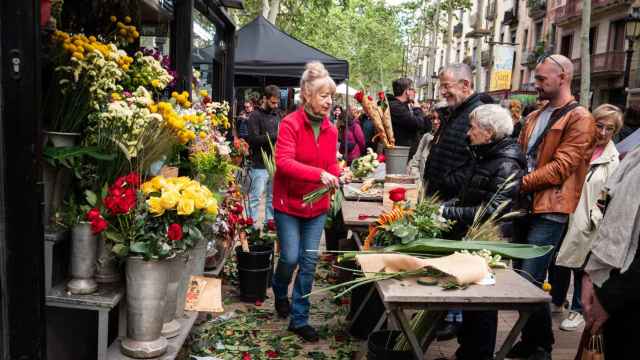 Una florista en la Rambla en el Sant Jordi 2024