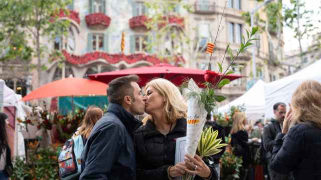 Sant Jordi vence al mal tiempo y triunfa en Barcelona con un centro abarrotado