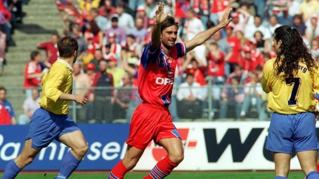 Helmer festeja su gol anotado contra el Nuremberg en 1994