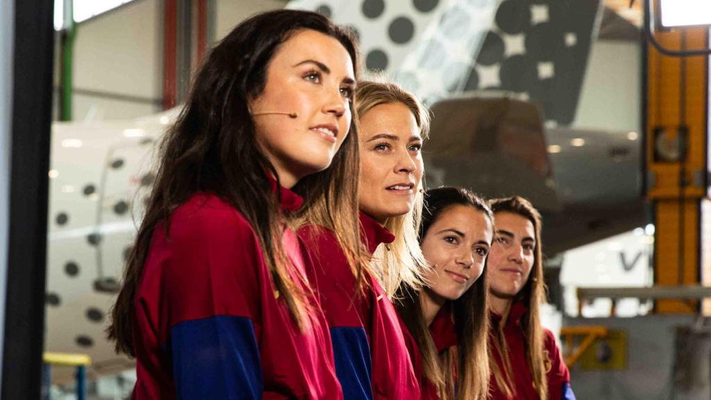 Las jugadoras del Barça Femenino, en la presentación del nuevo avión de Vueling