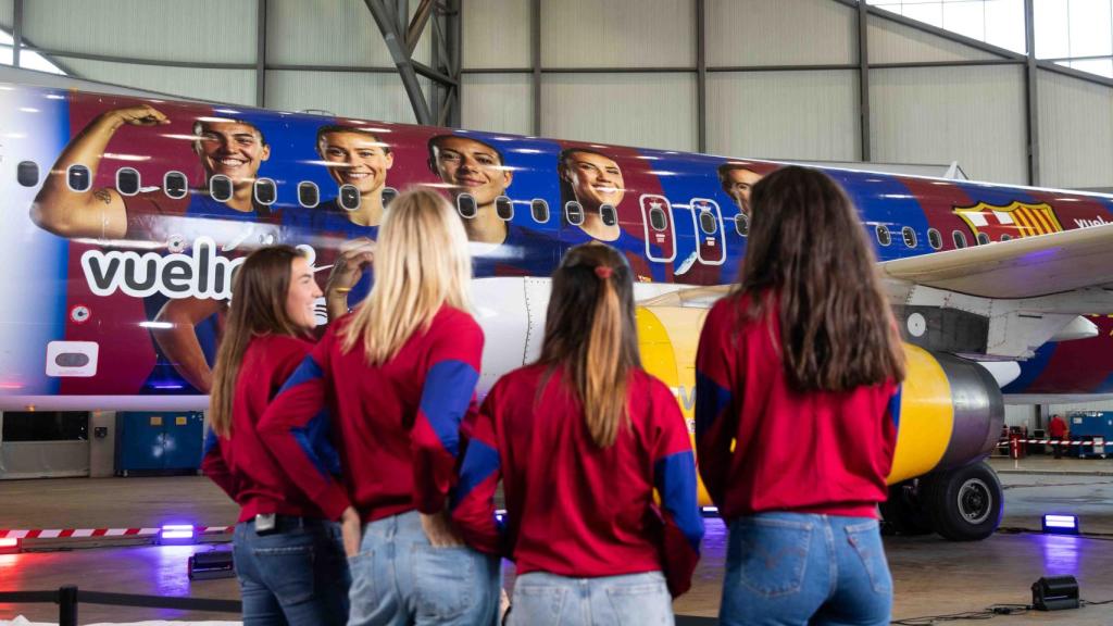 Patri Guijarro, Frido Rolfo, Aitana Bonmatí e Ingrid Engen observan el nuevo avión del Barça Femenino