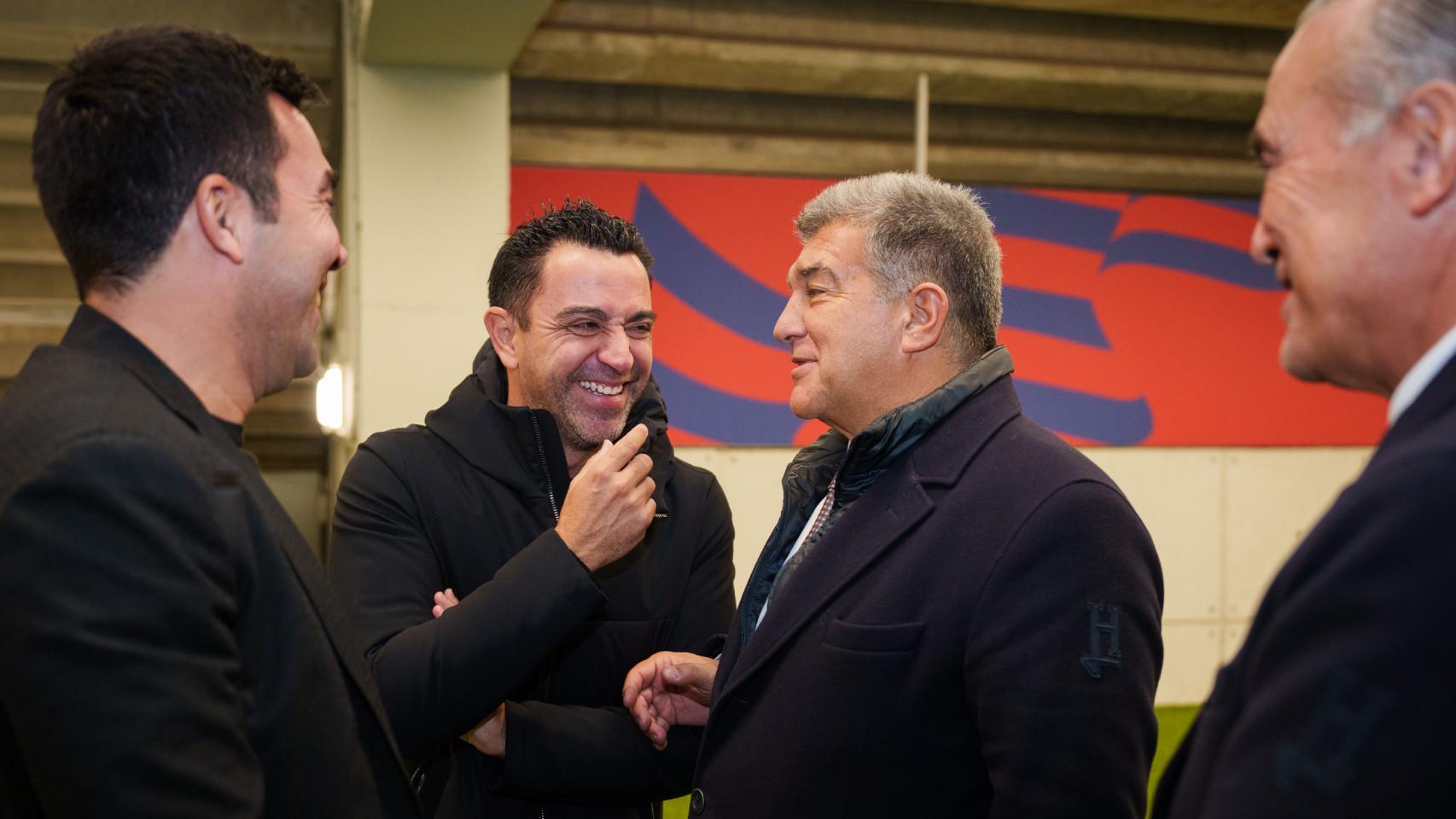 Xavi conversa con Laporta, en compañía de Deco y Rafa Yuste