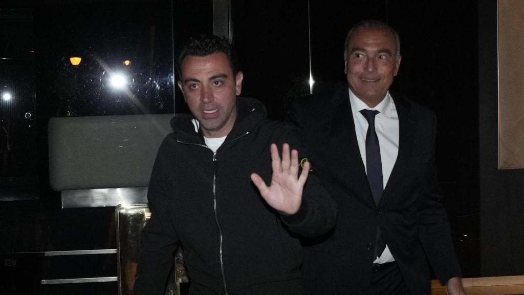 Xavi y Rafa Yuste salen de la casa de Joan Laporta