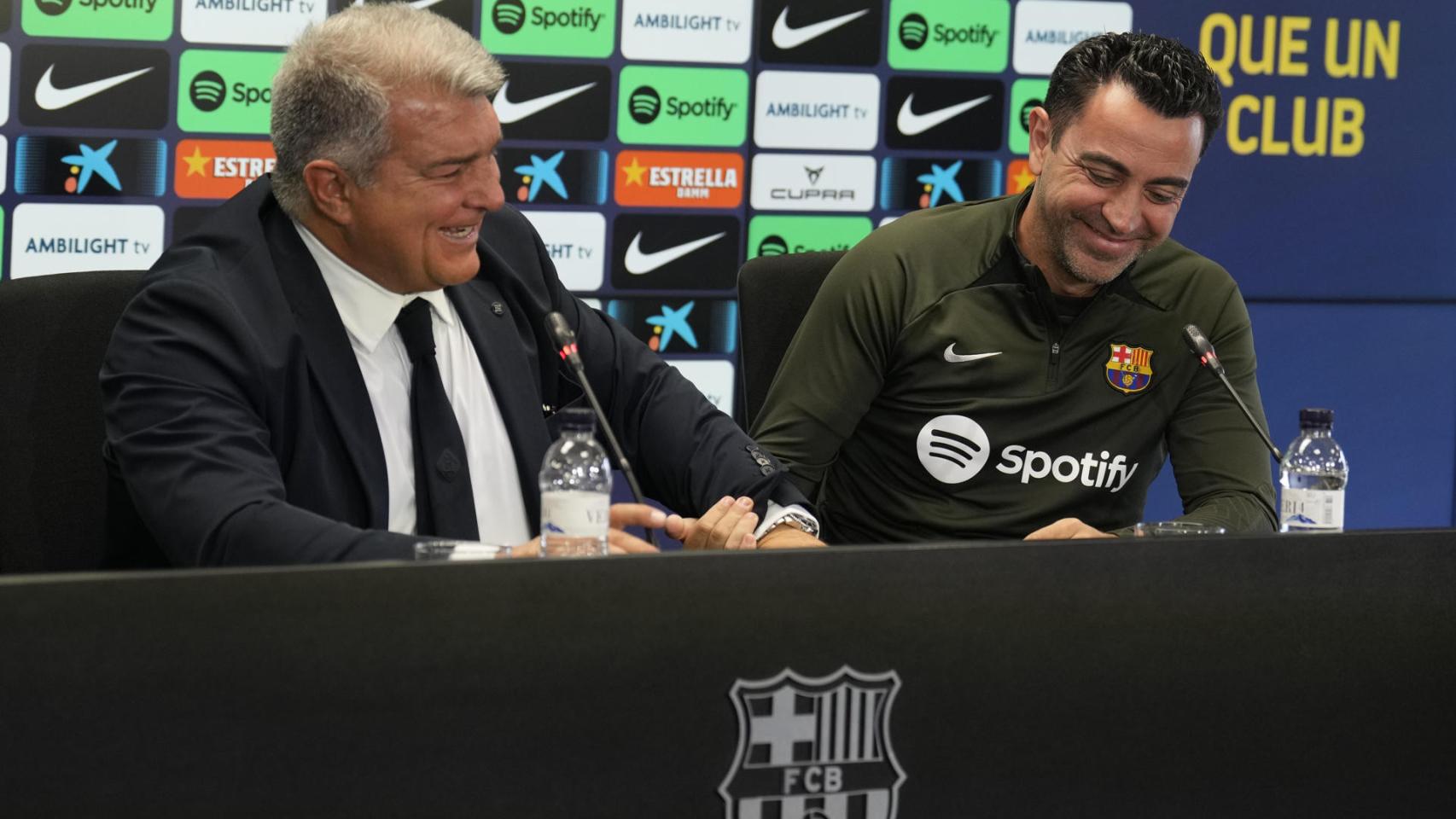 Xavi y Laporta, en rueda de prensa.
