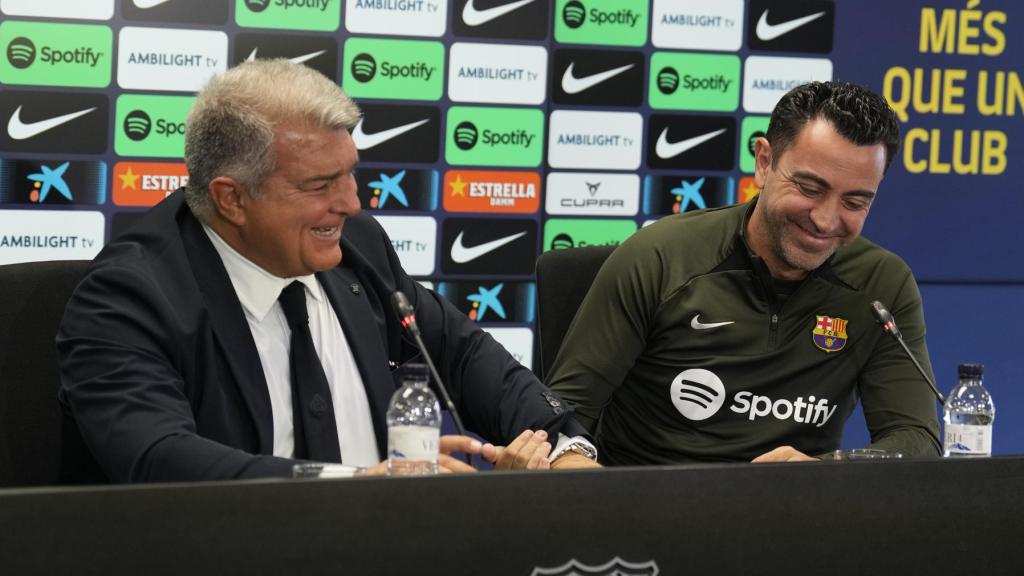 Xavi y Laporta, en rueda de prensa.