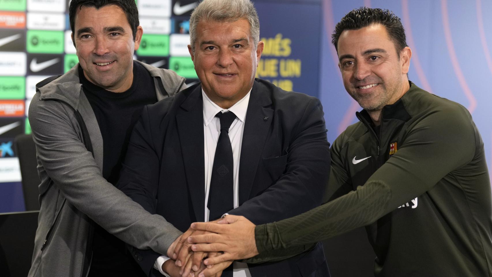 Deco, Joan Laporta y Xavi Hernández rubrican la continuidad del entrenador hasta 2025
