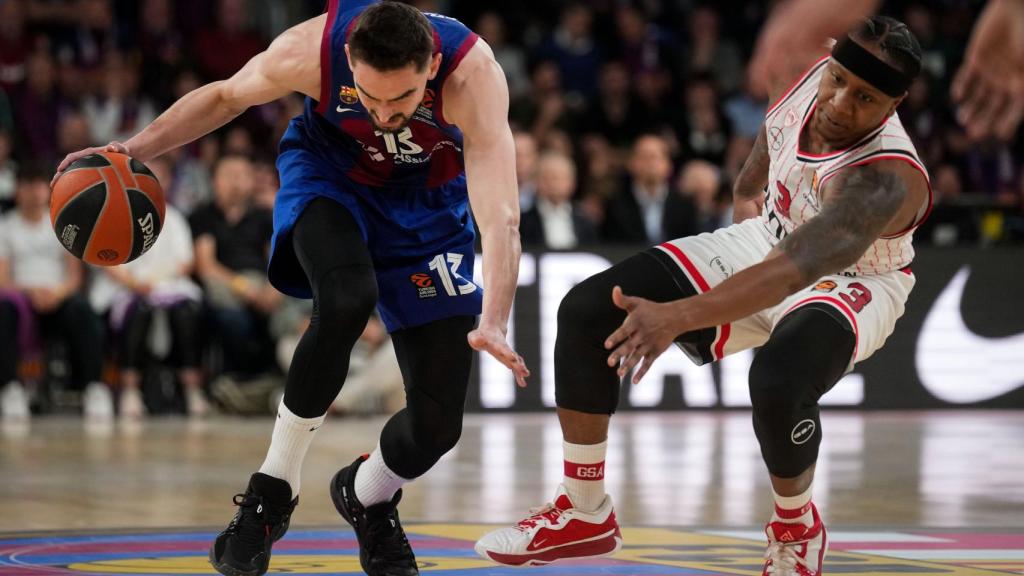 Tomas Satoransky aguanta la posesión del balón en el Barça-Olympiakos