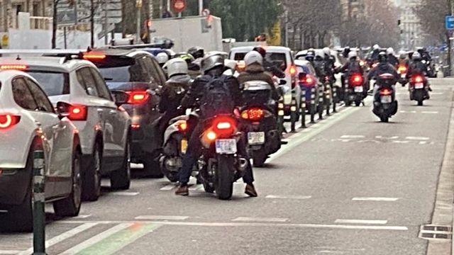 Motoristas en el carril bus de la calle de Balmes