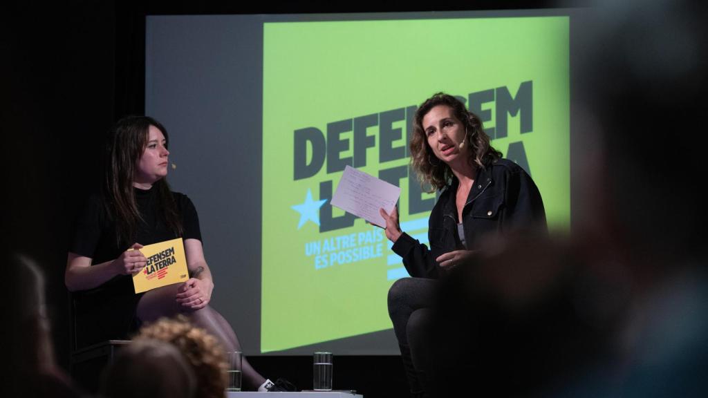 La candidata de la CUP a las elecciones catalanas, Laia Estrada, junto con la número dos del partido a los comicios, Laure Vega, en la conferencia política de inicio de la campaña electoral, en Barcelona