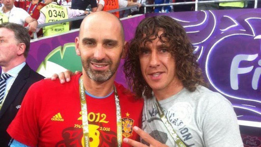 Raúl Martínez festeja con Carles Puyol la Eurocopa ganada por España en 2012