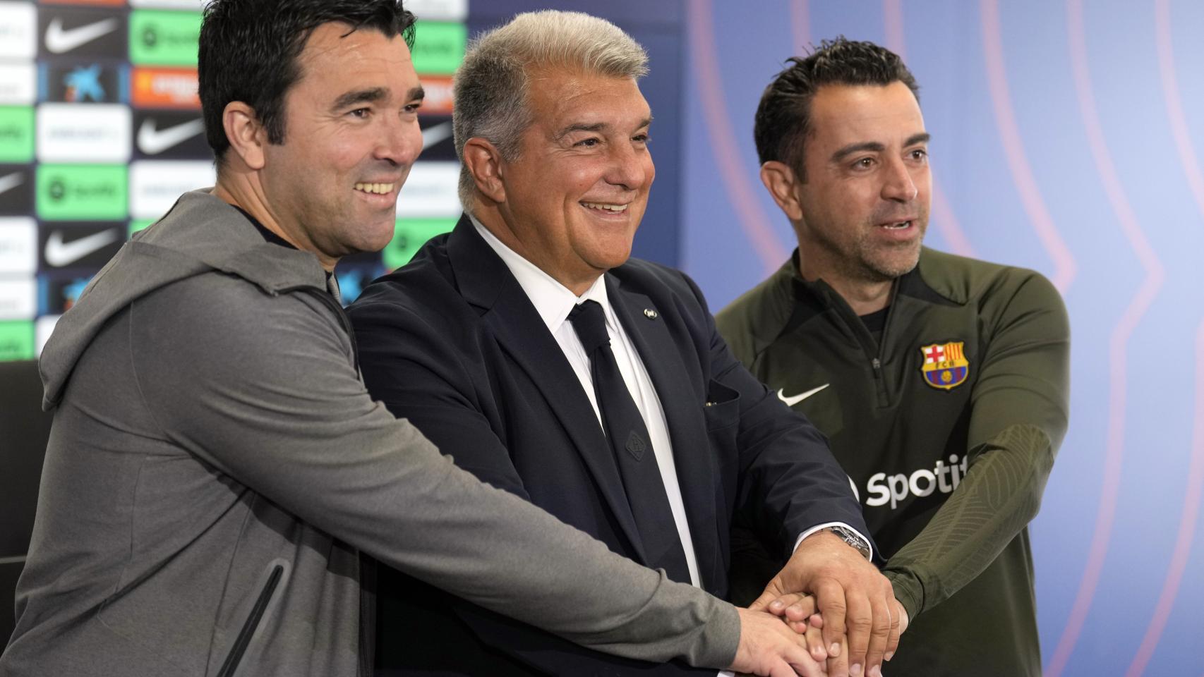 Deco, Laporta y Xavi comparecen juntos ante los medios