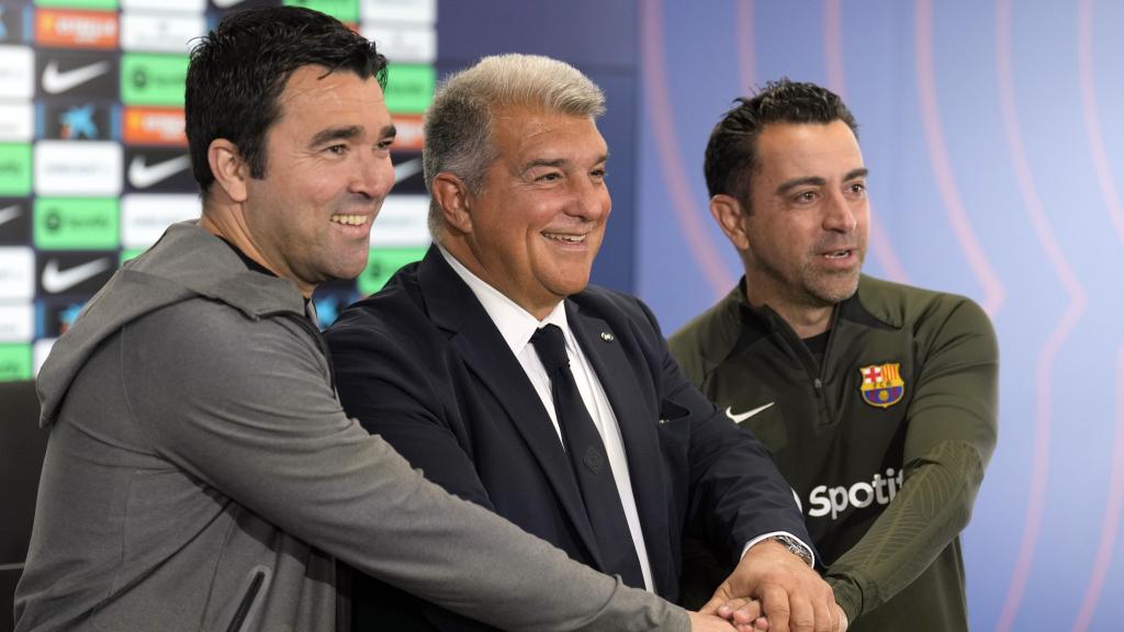 Deco, Laporta y Xavi comparecen juntos ante los medios