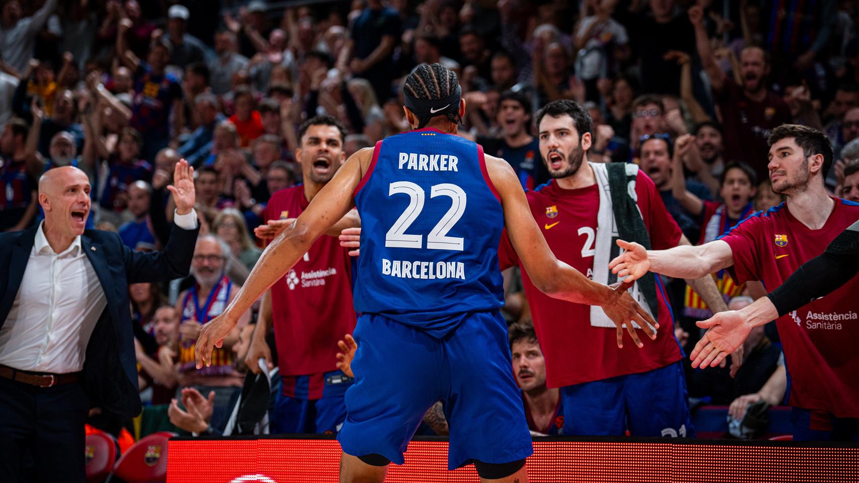 Jabari Parker festeja con sus compañeros una jugada contra el Olympiakos