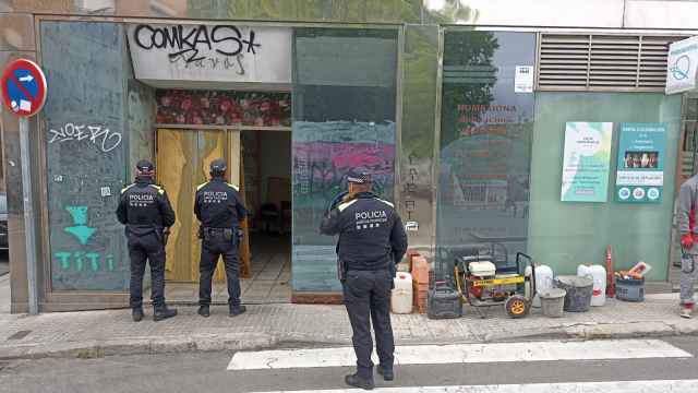 La Policía Municipal en una actuación en un local conflictivo en el centro de Terrassa
