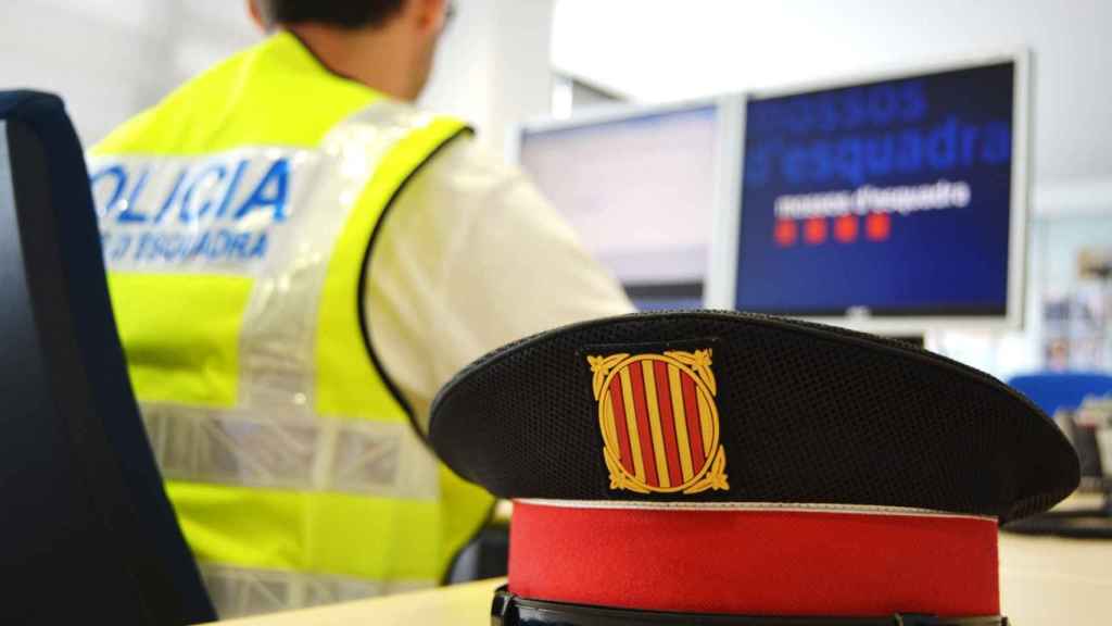 Un mosso en la Sala de Mando