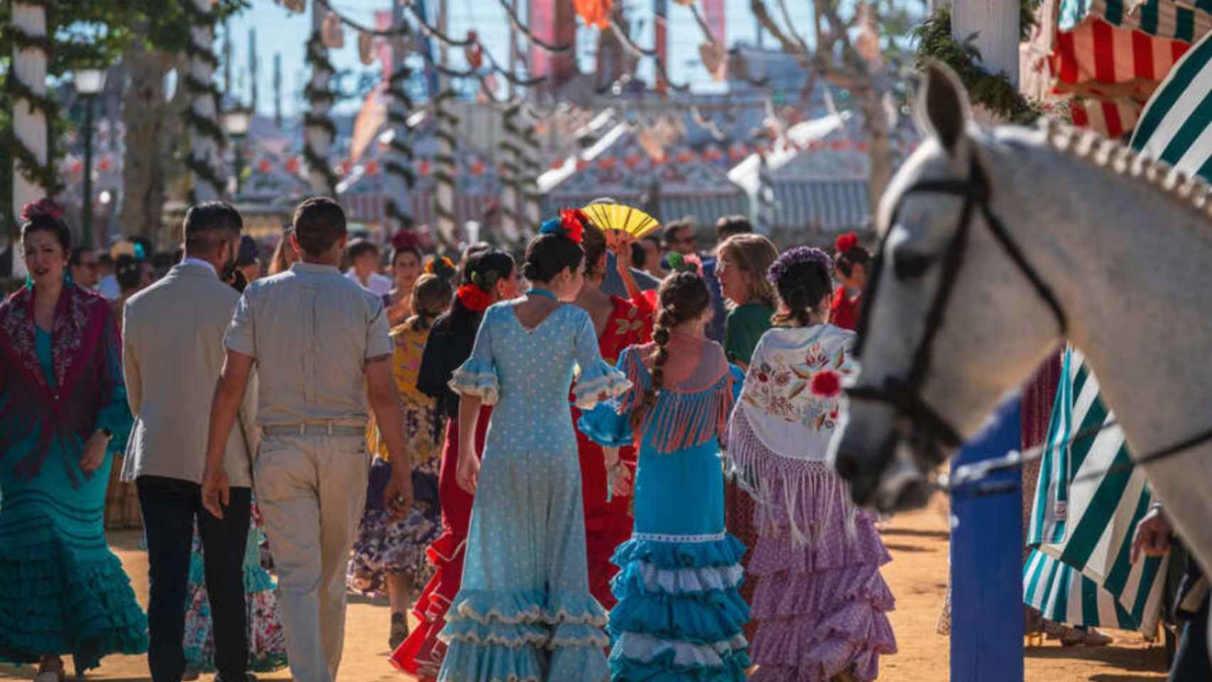 Asistentes de una edición anterior de la Feria de Abril en Barcelona