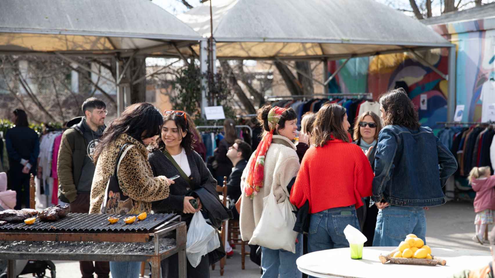 Personas en el Flea Market