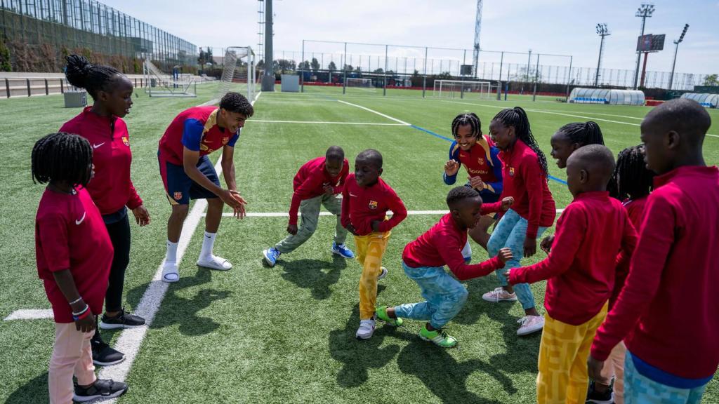 Lamine Yamal y Jules Koundé comparten con el grupo Masaka Kids en la Ciutat Esportiva