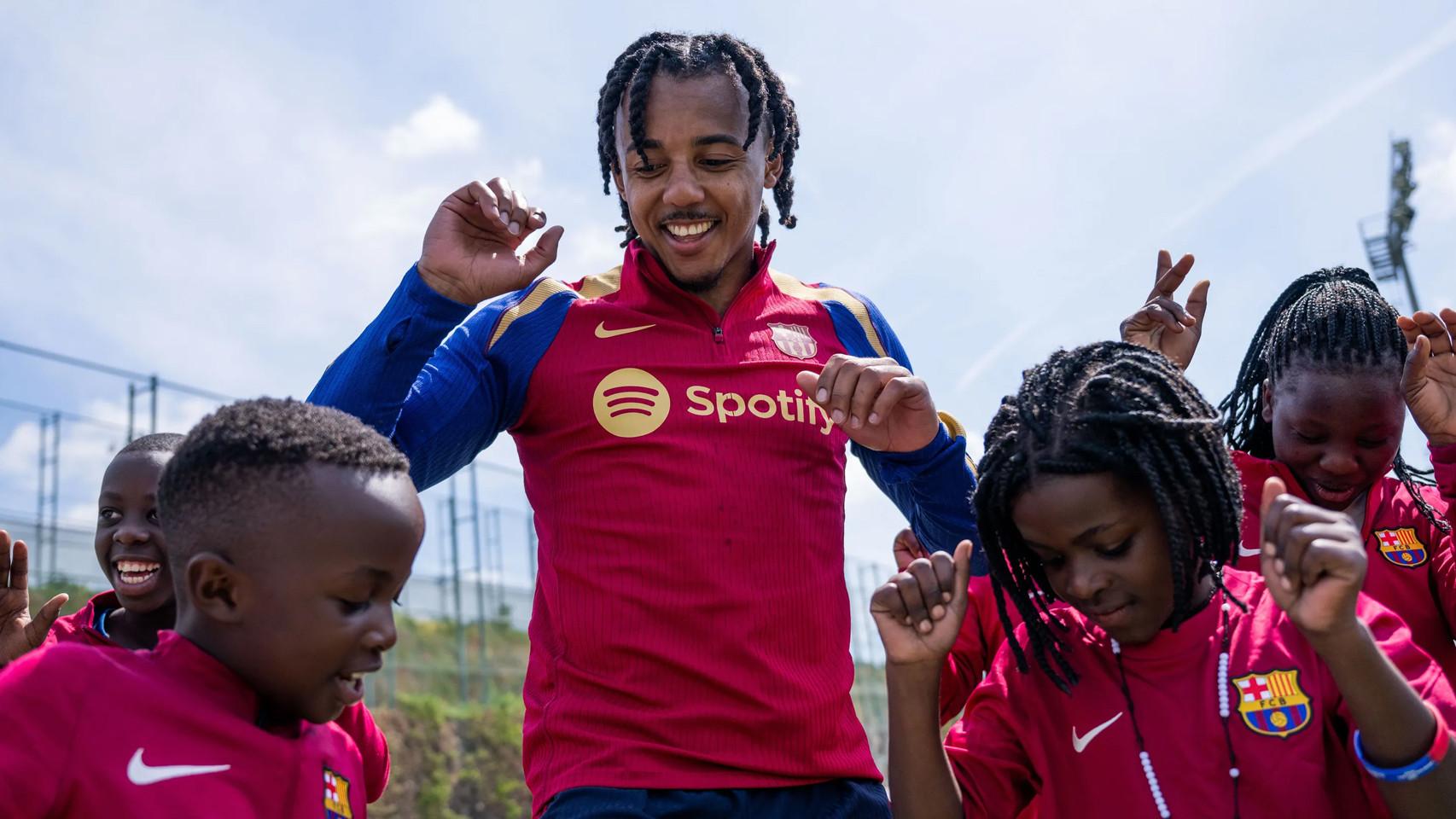 Jules Koundé baila en la Ciutat Esportiva con los niños y niñas de Masaka Kids