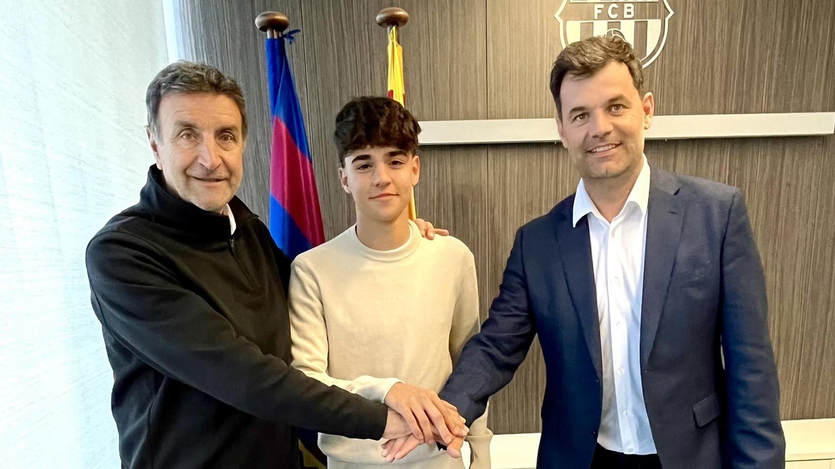 Nil Teixidor, acompañado por Alexanko y Joan Soler, en la renovación de su contrato con el Barça