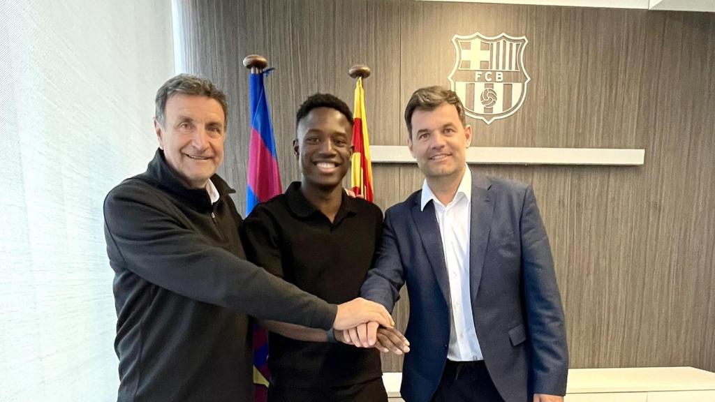 Alexanko y Joan Soler acompañan a Madou Murcia en la renovación de su contrato