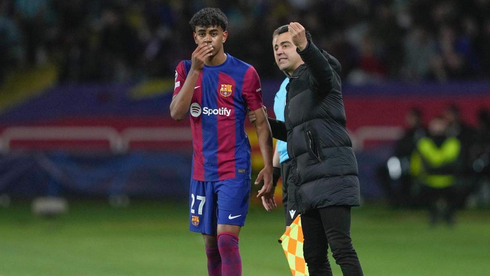 Lamine Yamal recibe indicaciones de Xavi Hernández en el Barça-PSG de Champions