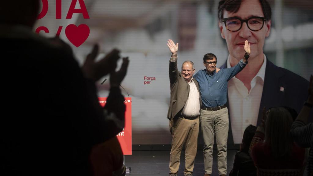 El ministro de Industria y Turismo, Jordi Hereu (i) y el candidato Salvador Illa en el acto de campaña electoral del PSC en Santa Coloma de Gramenet