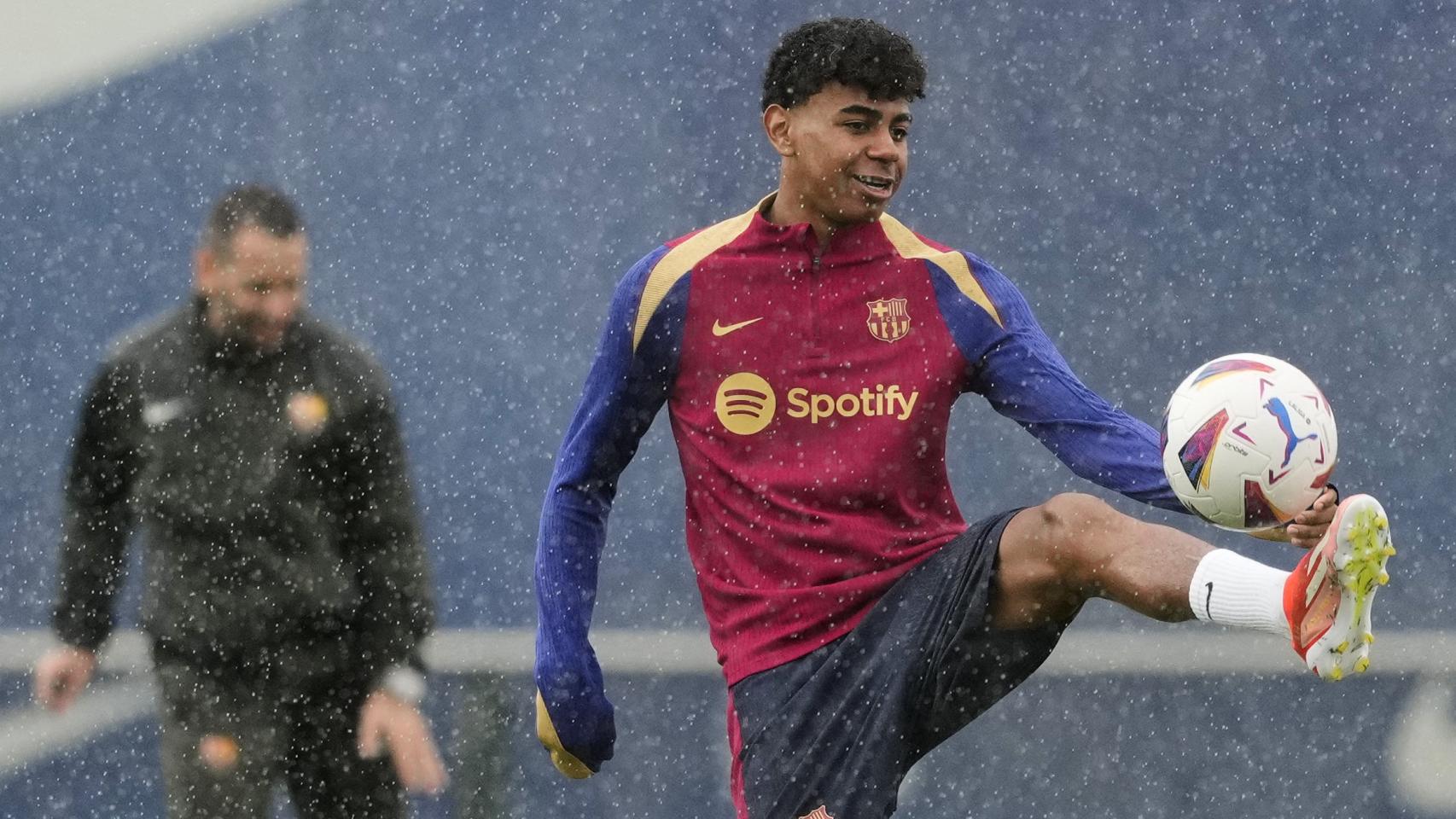 Lamine Yamal entrenando bajo la lluvia en la Ciutat Esportiva Joan Gamper