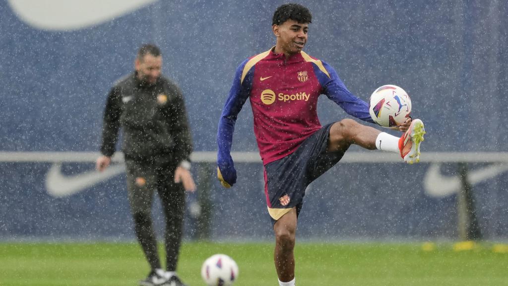 Lamine Yamal entrenando bajo la lluvia en la Ciutat Esportiva Joan Gamper