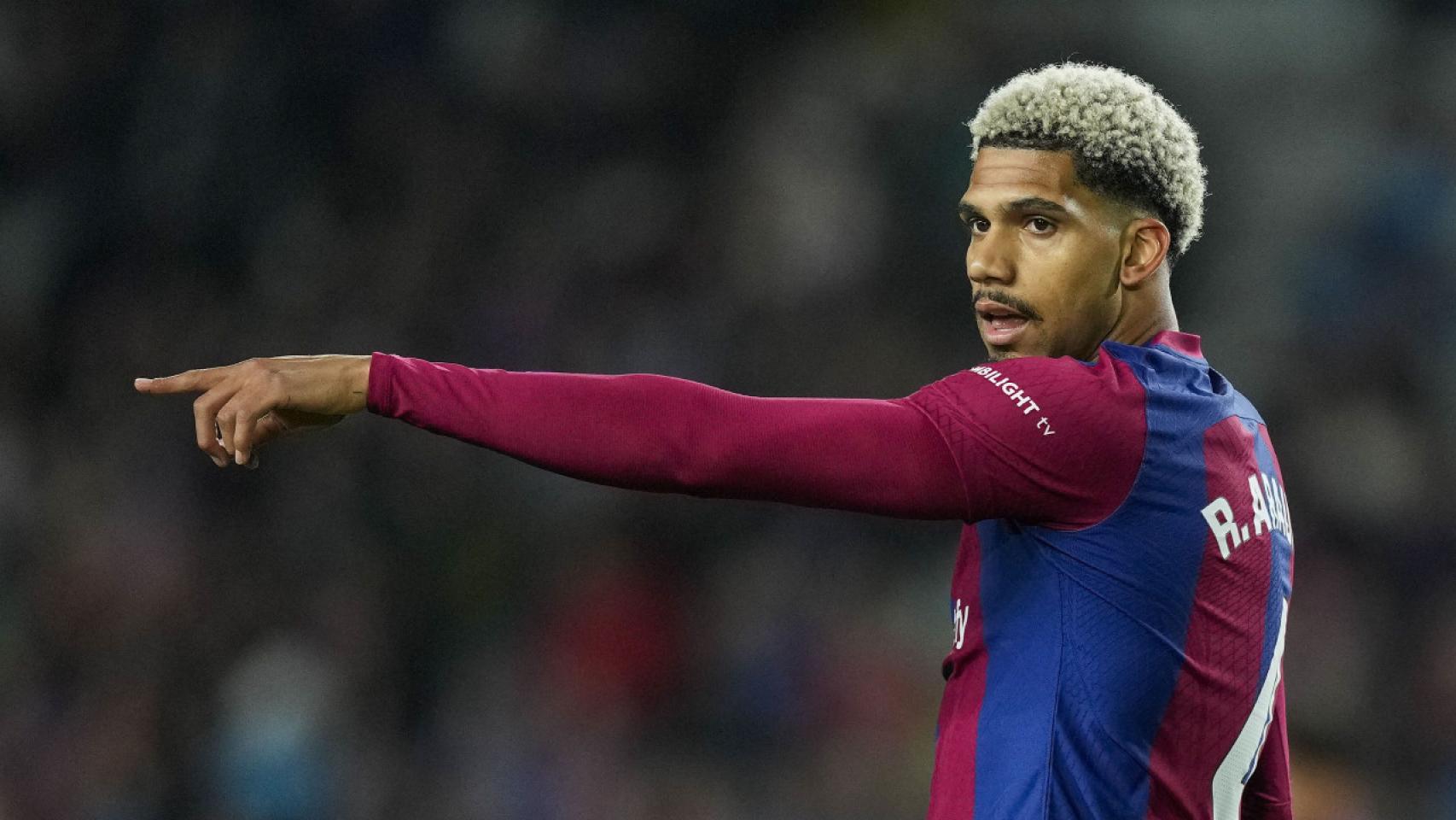 Ronald Araujo señala una jugada en el Barça-Valencia de Montjuïc