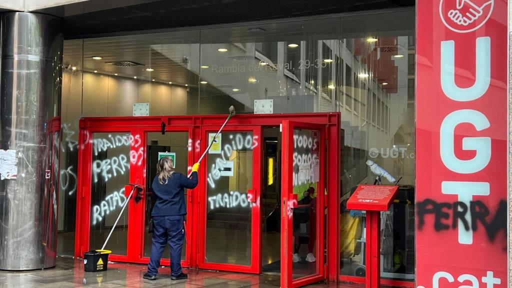 La sede de UGT en Barcelona amanece con pintadas tras el acuerdo del sindicato con la Consejería de Justicia