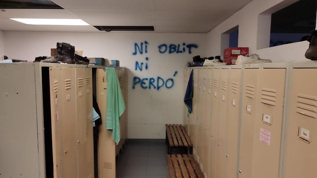 Pintadas contra el acuerdo de los sindicatos con la Consejería de Justicia en la prisión de Quatre Camins