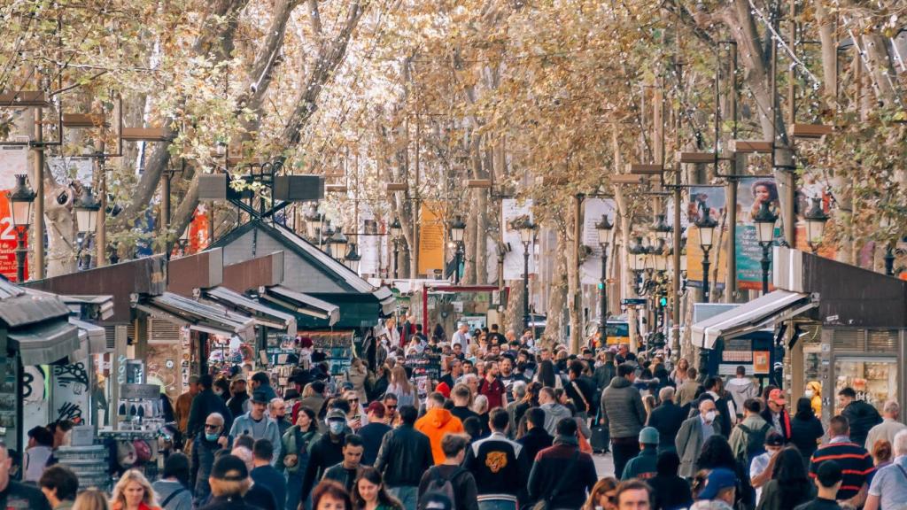 Imagen de turistas y vecinos en Las Ramblas de Barcelona