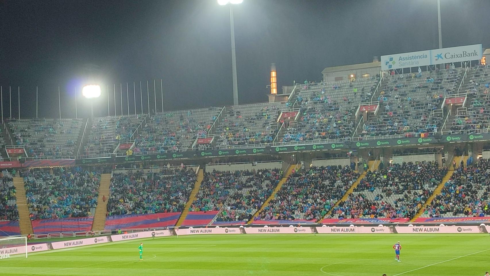 La grada del Estadi Olímpic de Montjuïc, durante el Barça-Valencia