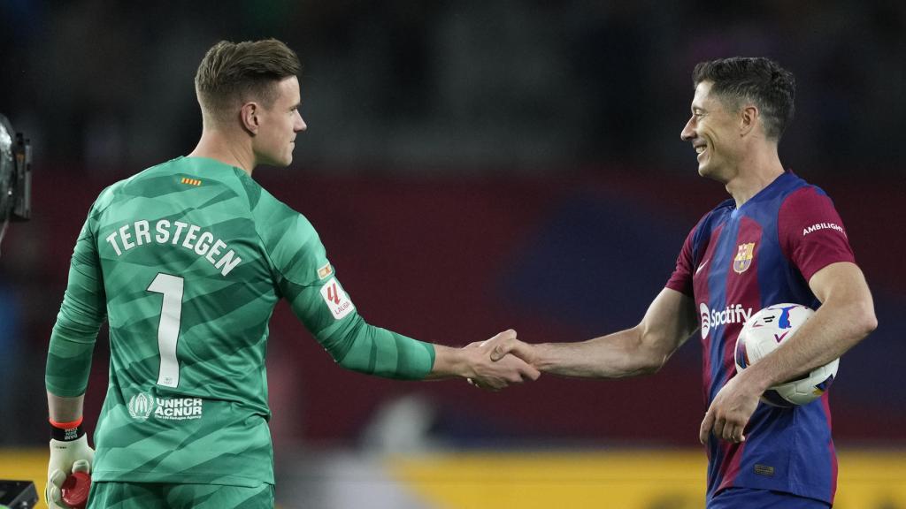 Ter Stegen felicita a Lewandowski al acabar el partido.