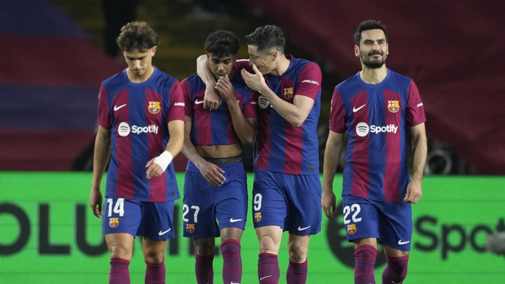 Lewandowski conversa con Lamine Yamal durante la victoria del Barça contra el Valencia