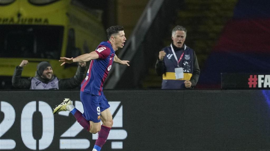 Lewandowski celebra uno de sus goles al Valencia