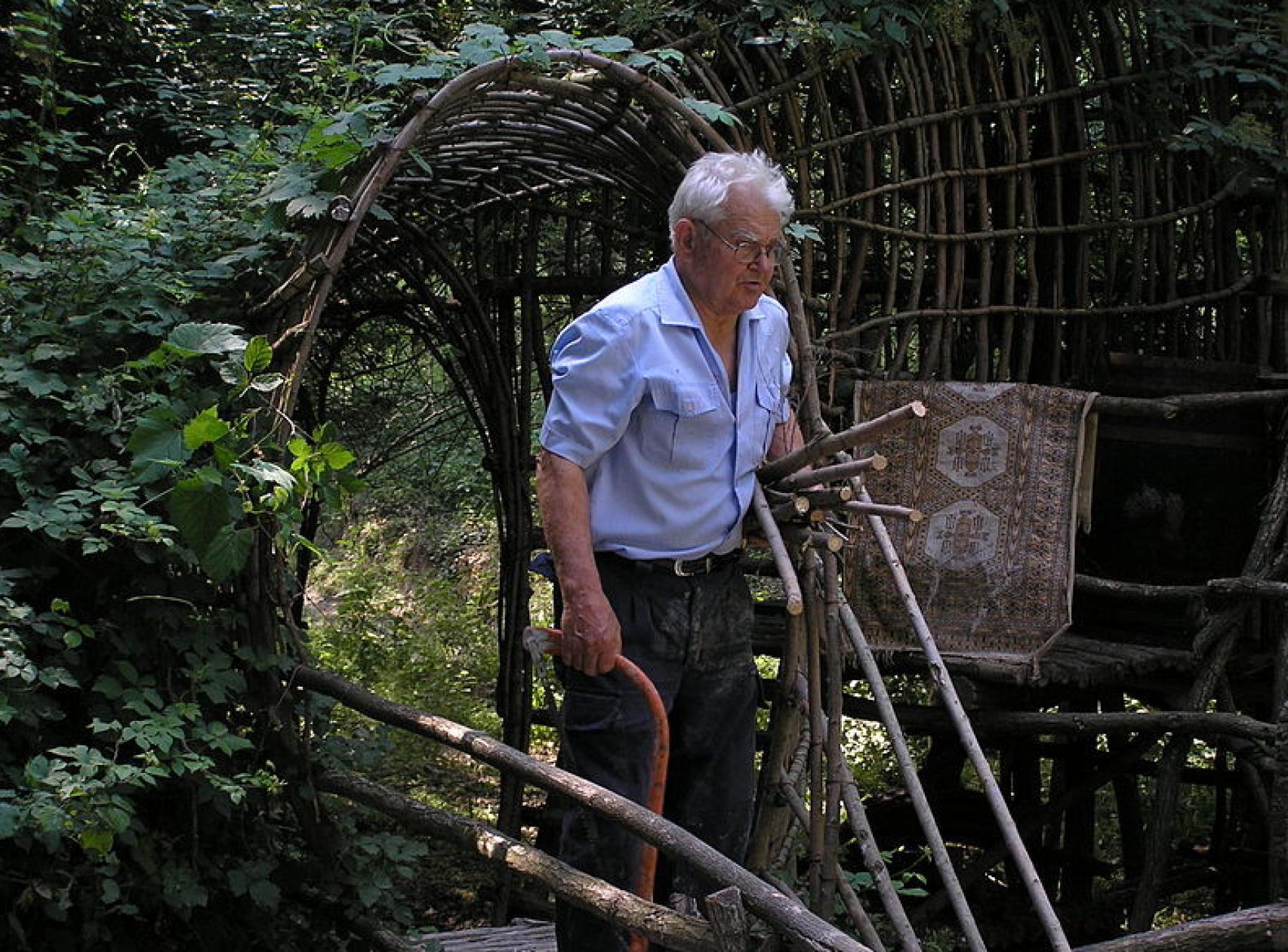 Josep Pujiula en su obra