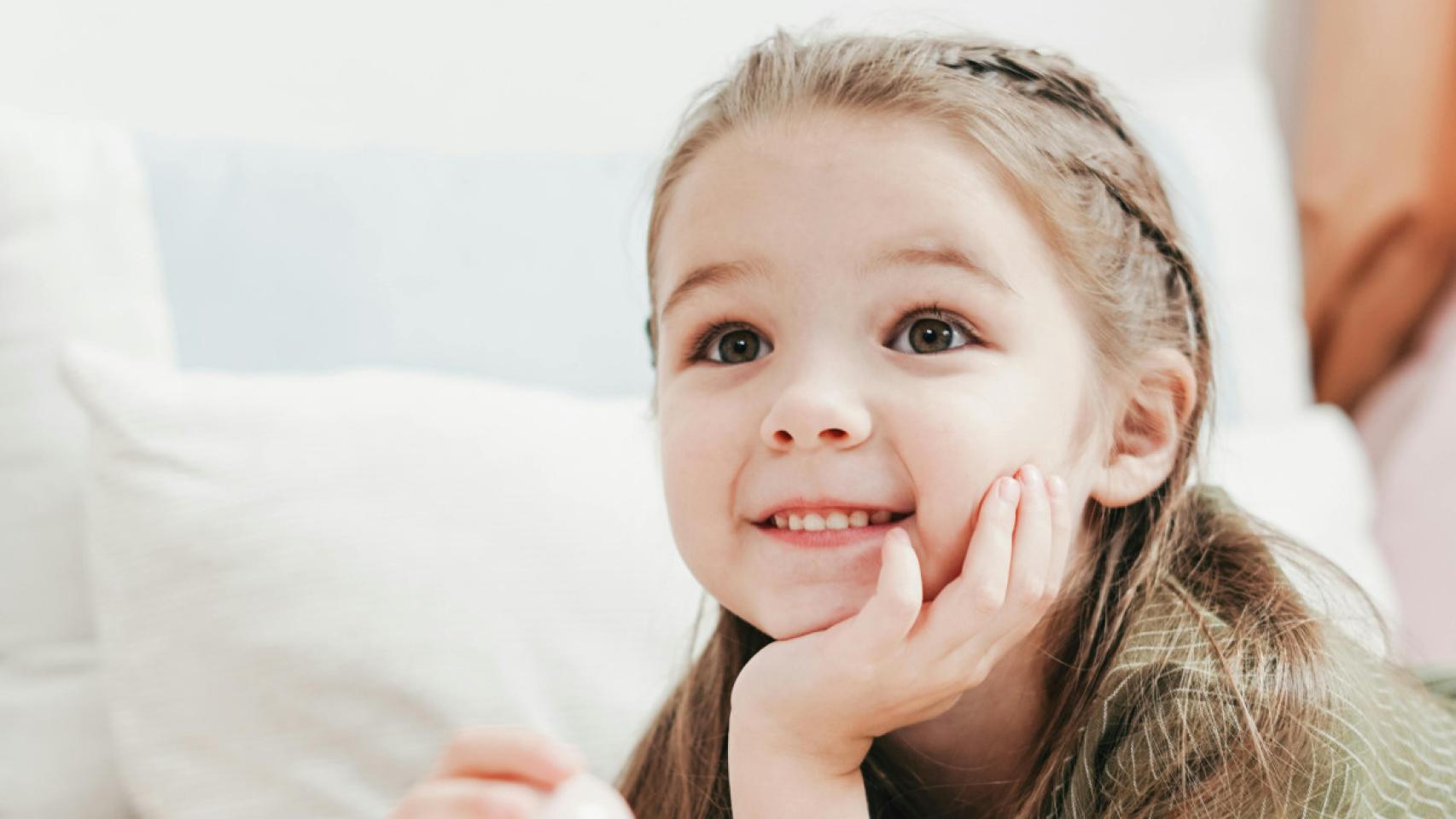 Niña sonriendo en una imagen de archivo
