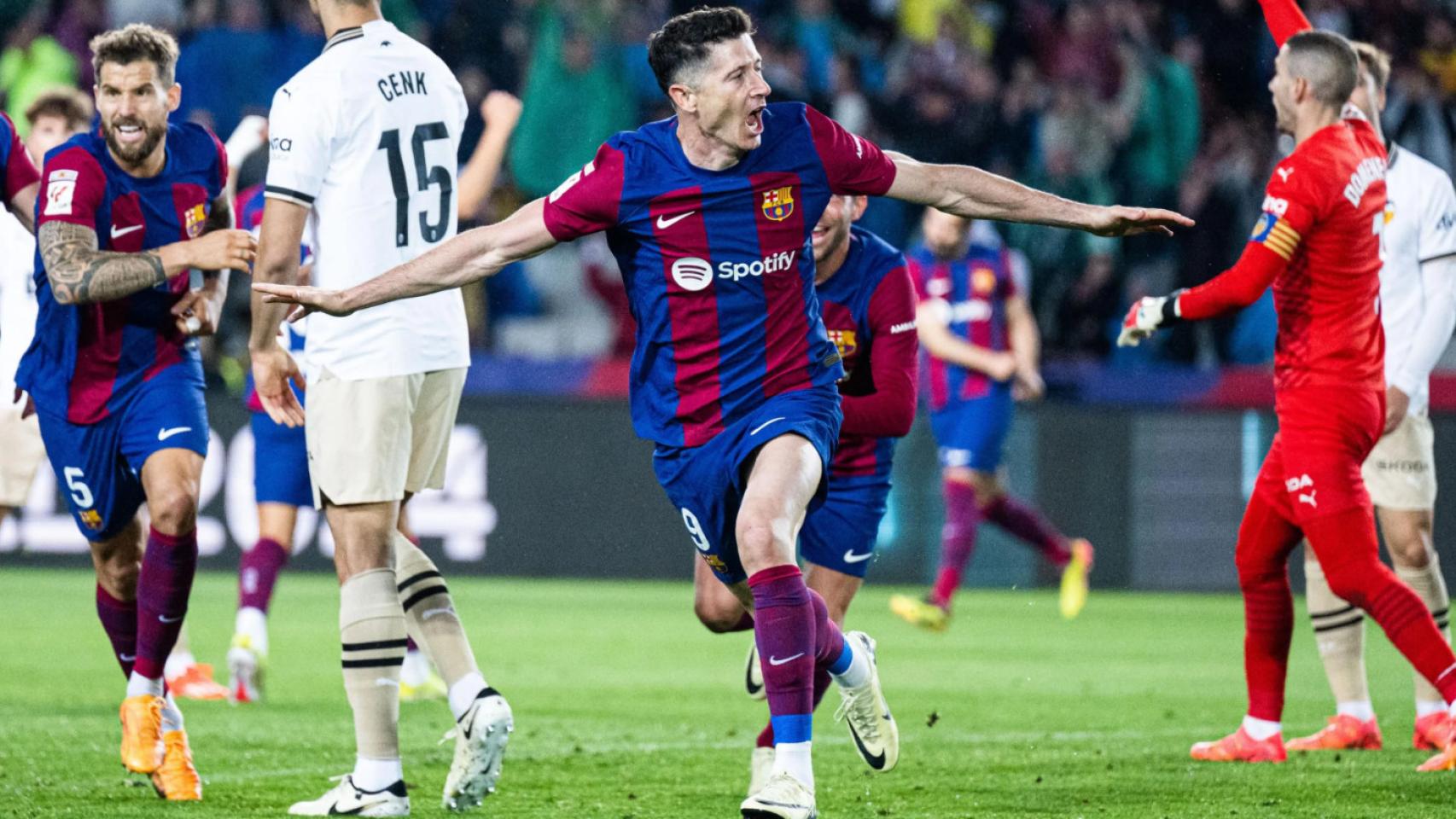 Robert Lewandowski festeja uno de sus goles contra el Valencia
