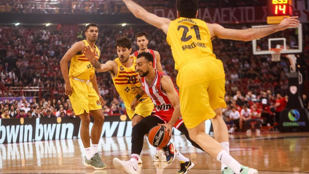 Los jugadores del Barça defienden una acción de Nigel Williams