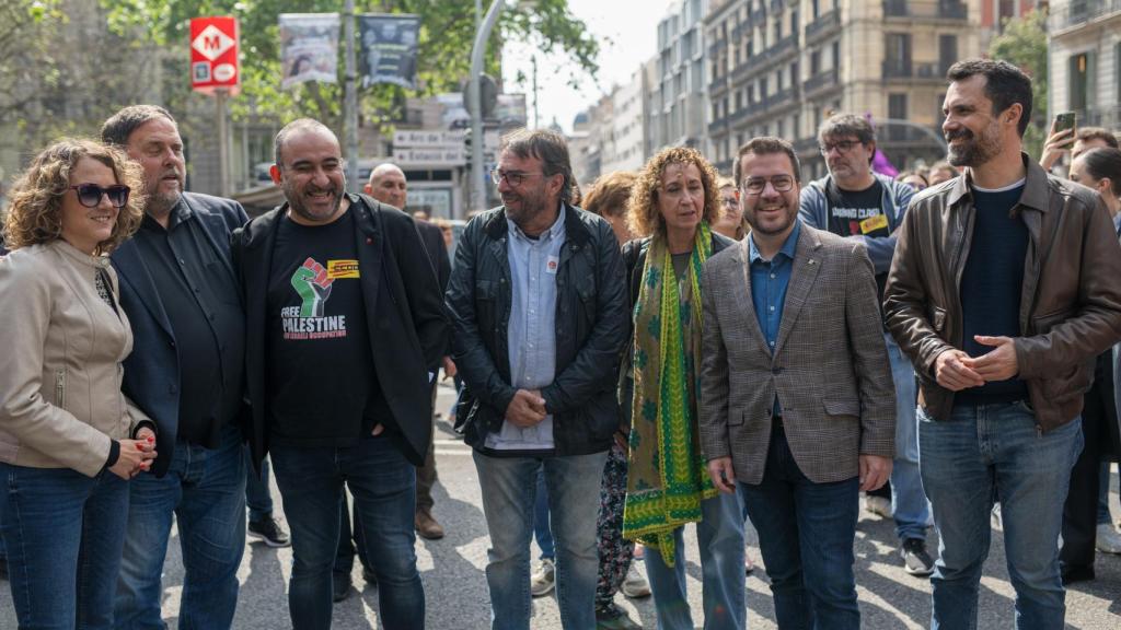 La cúpula de ERC, con el 'president' Pere Aragonès (2d), con los líderes de CCOO y UGT en Cataluña