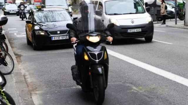 Una moto circulando por Barcelona en una imagen de archivo