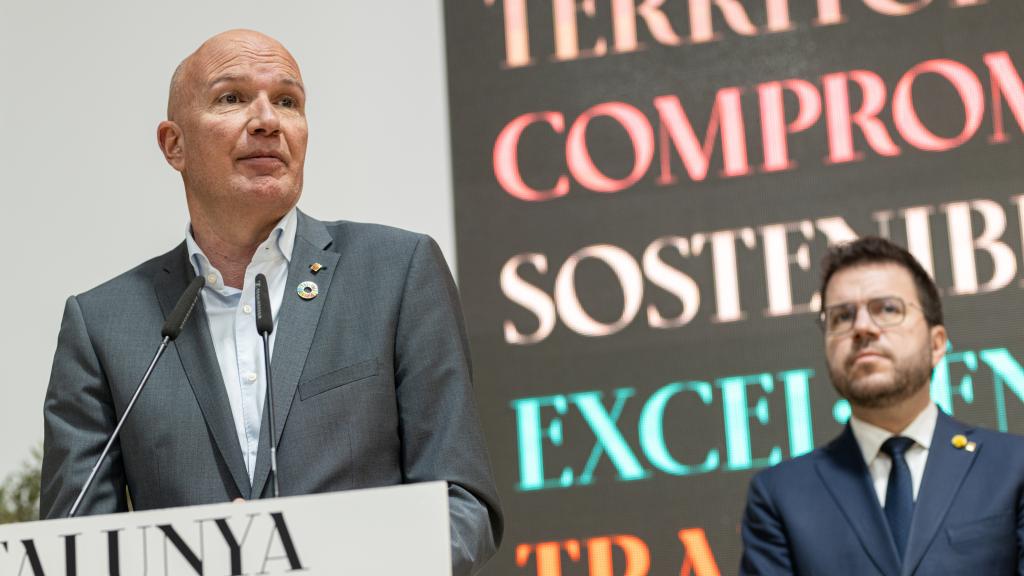 El conseller de Acción Climática, David Mascort (i), junto al presidente de la Generalitat, Pere Aragonès (d),