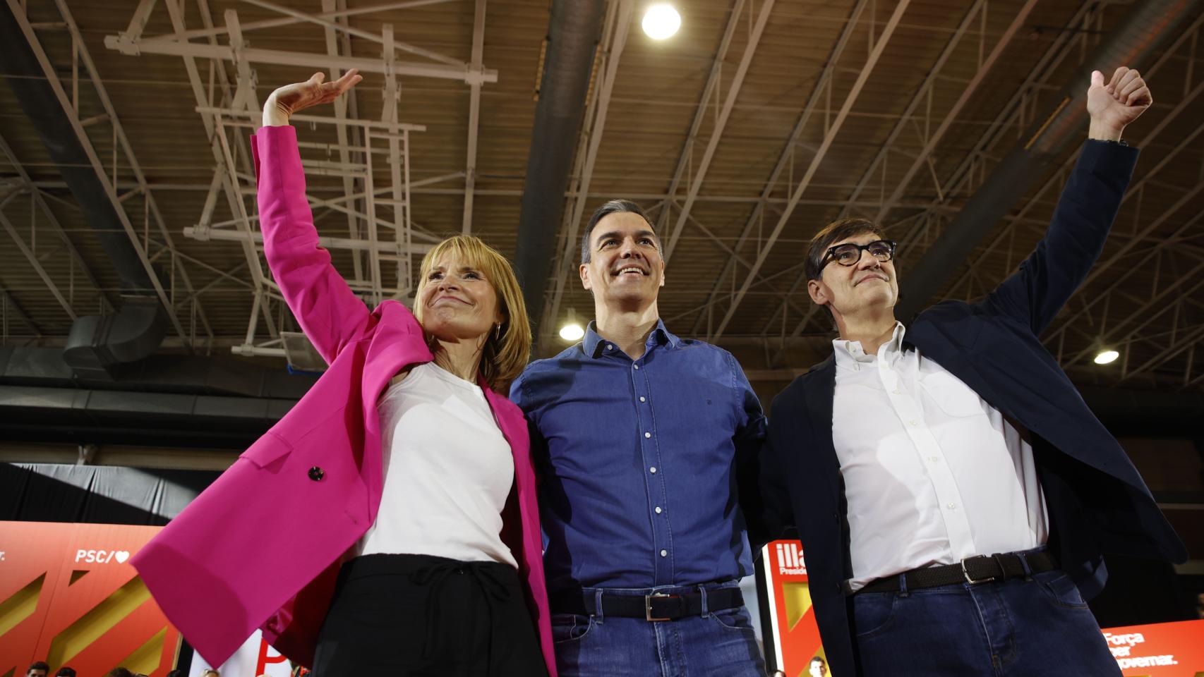 (I-D) La presidenta de la Diputación de Barcelona y alcaldesa de Sant Boi, Lluïsa Moret; el presidente del Gobierno, Pedro Sánchez, y el candidato del PSC, Salvador Illa, durante un mitin del PSC
