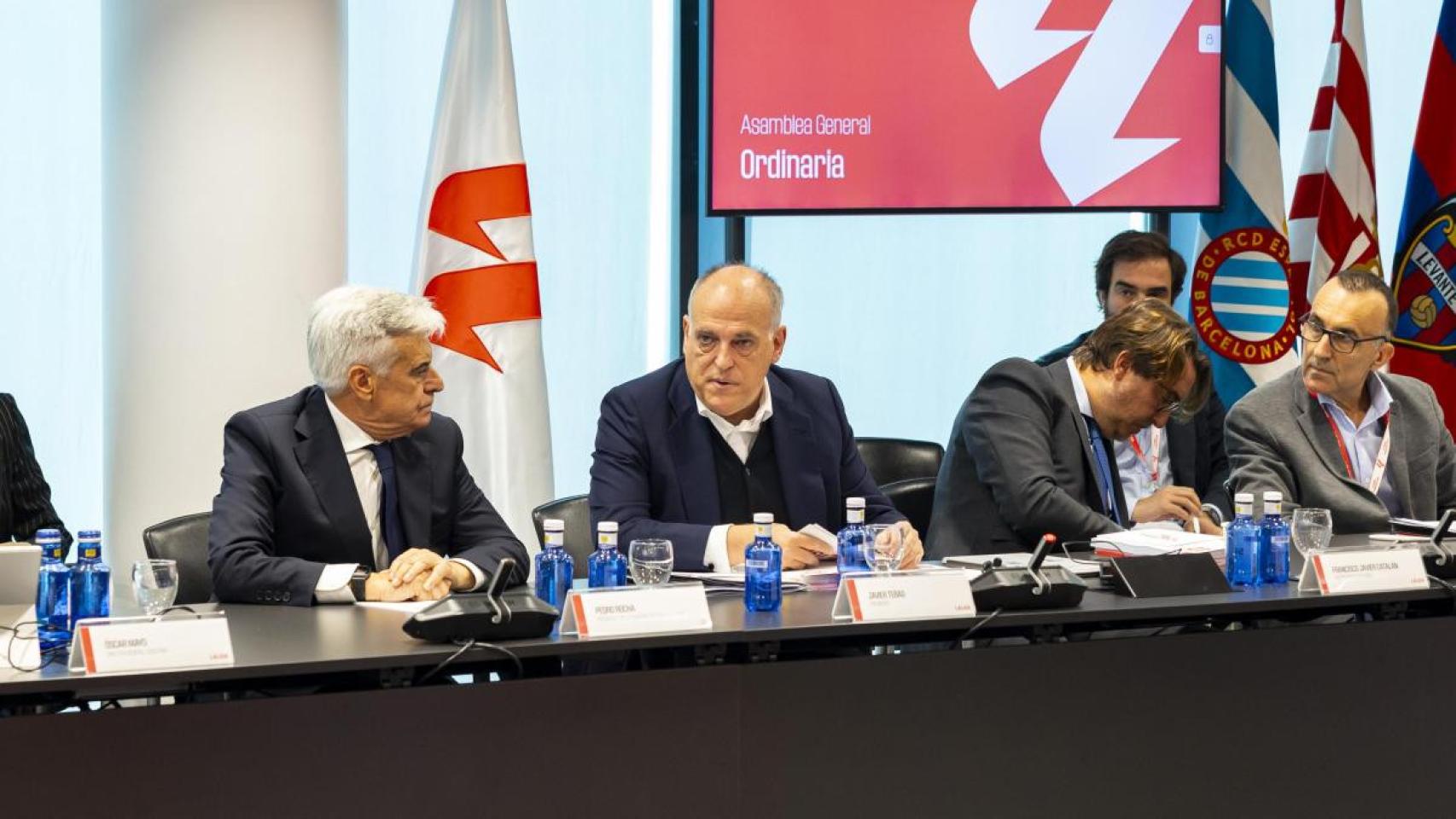 Pedro Rocha y Javier Tebas, en una asamblea general de la Liga