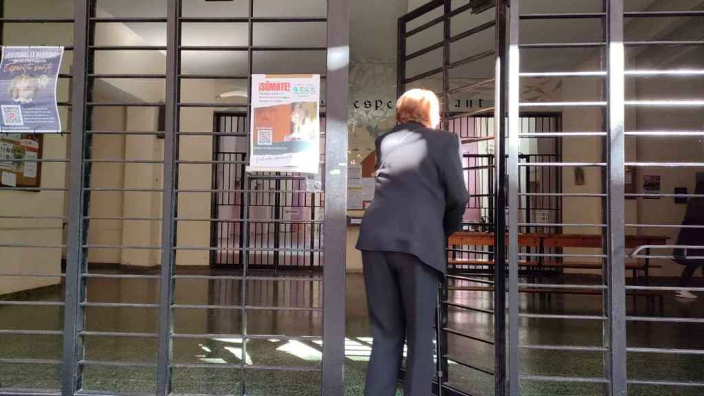 Una feligresa entrado en la iglesia del Esperit Sant