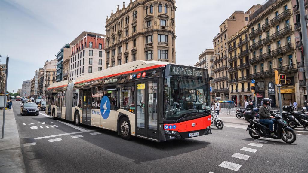 El bus H16 circulant per el centre de Barcelona