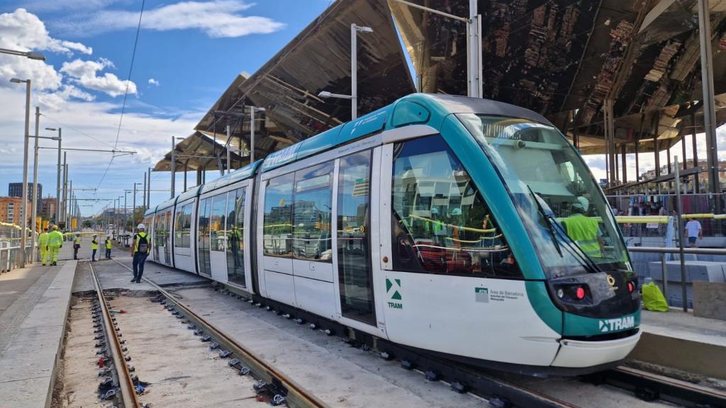 Un tramvia en proves circulant per la nova parada Glòries de Barcelona